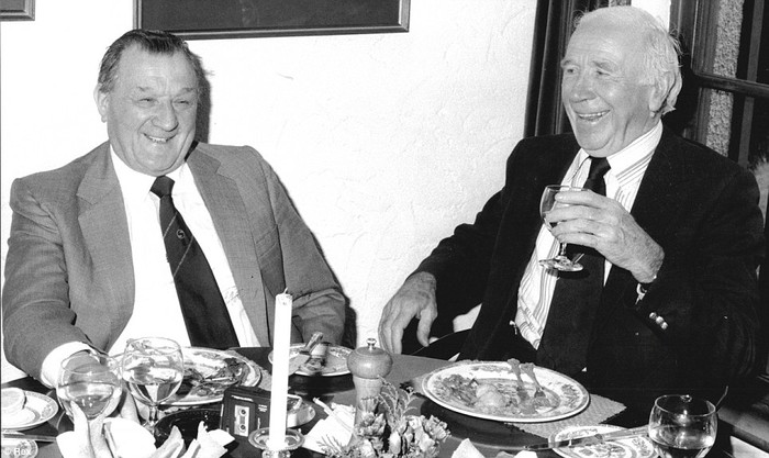 Sự hòa bình 2: HLV Liverpool Bob Paisley (trái) và huyền thoại quá cố M.U Sir Matt Busby ăn tối cùng nhau năm 1983.